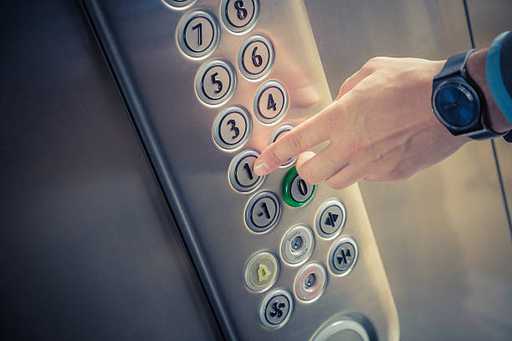 يرجي عدم العبث بالأزرار الداخلية أثناء عمل المصعد