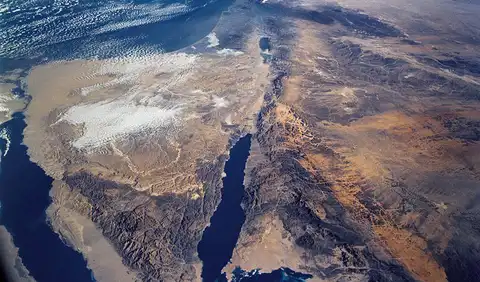 تحية اعزاز لجيشنا العظيم ورجاله البواسل بذكري تحرير سيناء