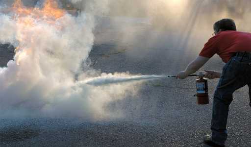 وجه فوهة المطفأة «الخرطوم» إلى قاعدة اللهب