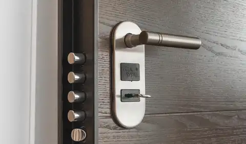 الأبواب المصفحة والكالون الالكتروني في حماية المنشآت