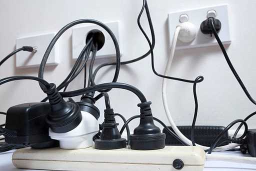 الجميع يتعامل مع الكهرباء سواء في العمل أو حتي في المنازل