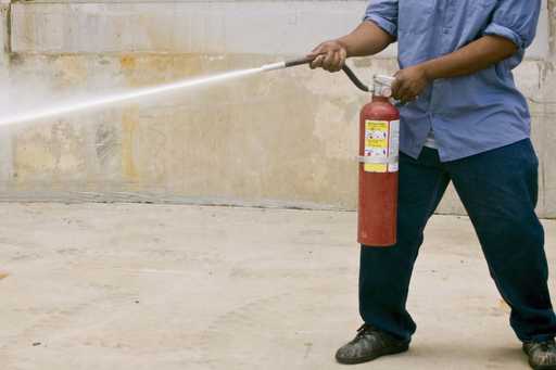 اضغط على المقبض لتشغيل المطفأة