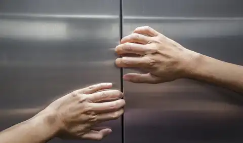 كيفية إنقاذ فرد عالق بمصعد معطل..!